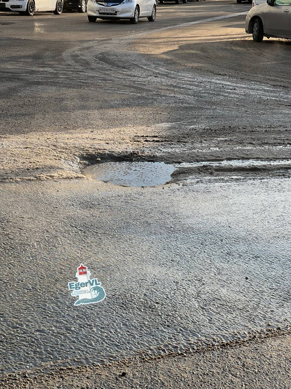 В понедельник, 26 января, на перекрестке улиц 1-я Морская и Посьетская недалеко от морвокзала снова появился фонтан из люка с характерным запахом В понедельник, 26 января, на перекрестке улиц 1-я Морская и Посьетская недалеко от морвокзала снова появился фонтан из люка с характерным запахом