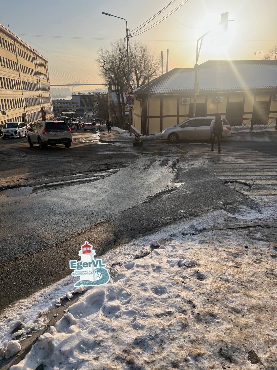 В понедельник, 26 января, на перекрестке улиц 1-я Морская и Посьетская недалеко от морвокзала снова появился фонтан из люка с характерным запахом В понедельник, 26 января, на перекрестке улиц 1-я Морская и Посьетская недалеко от морвокзала снова появился фонтан из люка с характерным запахом