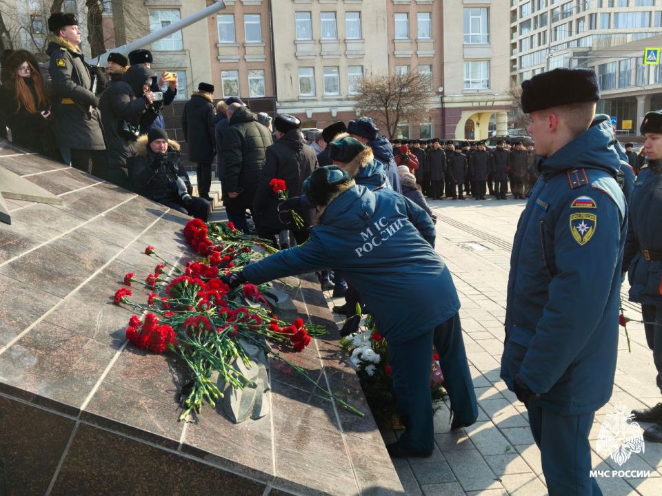 Память о блокаде: сотрудники регионального чрезвычайного ведомства почтили подвиг ленинградцев