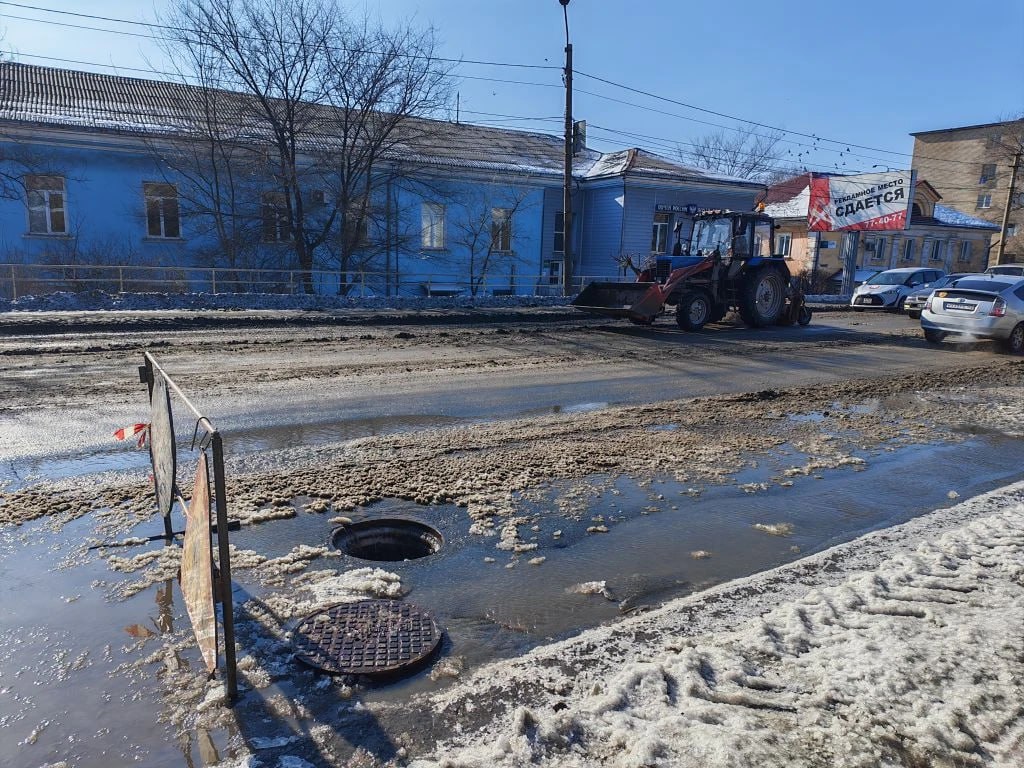 В месте порыва водопровода на Находкинском проспекте в районе остановки «Тихоокеанская» техника МКУ «ДЭУ» приступила к очистке проезжей части от ледяной шуги В месте порыва водопровода на Находкинском проспекте в районе остановки «Тихоокеанская» техника МКУ «ДЭУ» приступила к очистке проезжей части от ледяной шуги