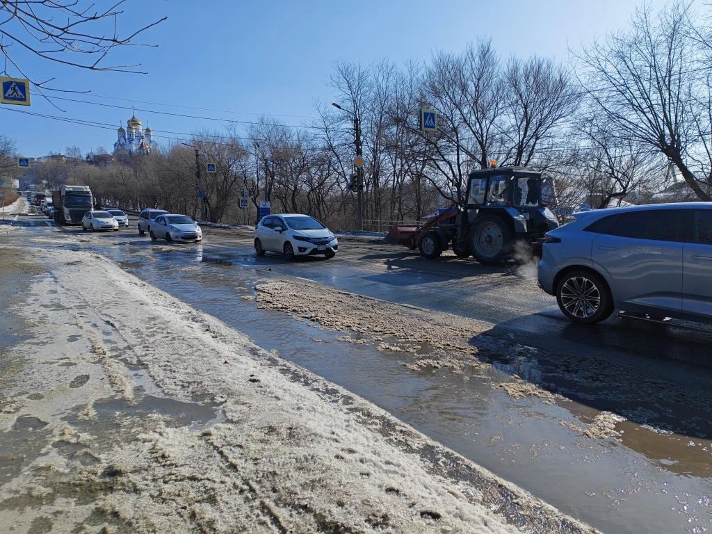 В месте порыва водопровода на Находкинском проспекте в районе остановки «Тихоокеанская» техника МКУ «ДЭУ» приступила к очистке проезжей части от ледяной шуги В месте порыва водопровода на Находкинском проспекте в районе остановки «Тихоокеанская» техника МКУ «ДЭУ» приступила к очистке проезжей части от ледяной шуги
