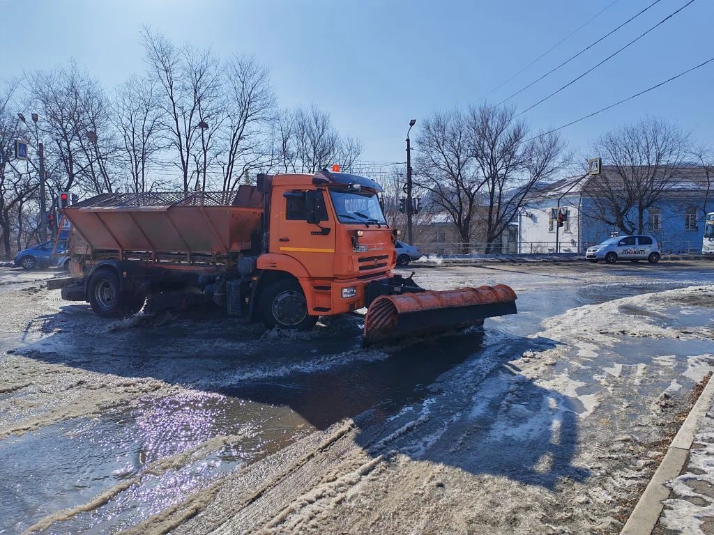 В месте порыва водопровода на Находкинском проспекте в районе остановки «Тихоокеанская» техника МКУ «ДЭУ» приступила к очистке проезжей части от ледяной шуги В месте порыва водопровода на Находкинском проспекте в районе остановки «Тихоокеанская» техника МКУ «ДЭУ» приступила к очистке проезжей части от ледяной шуги