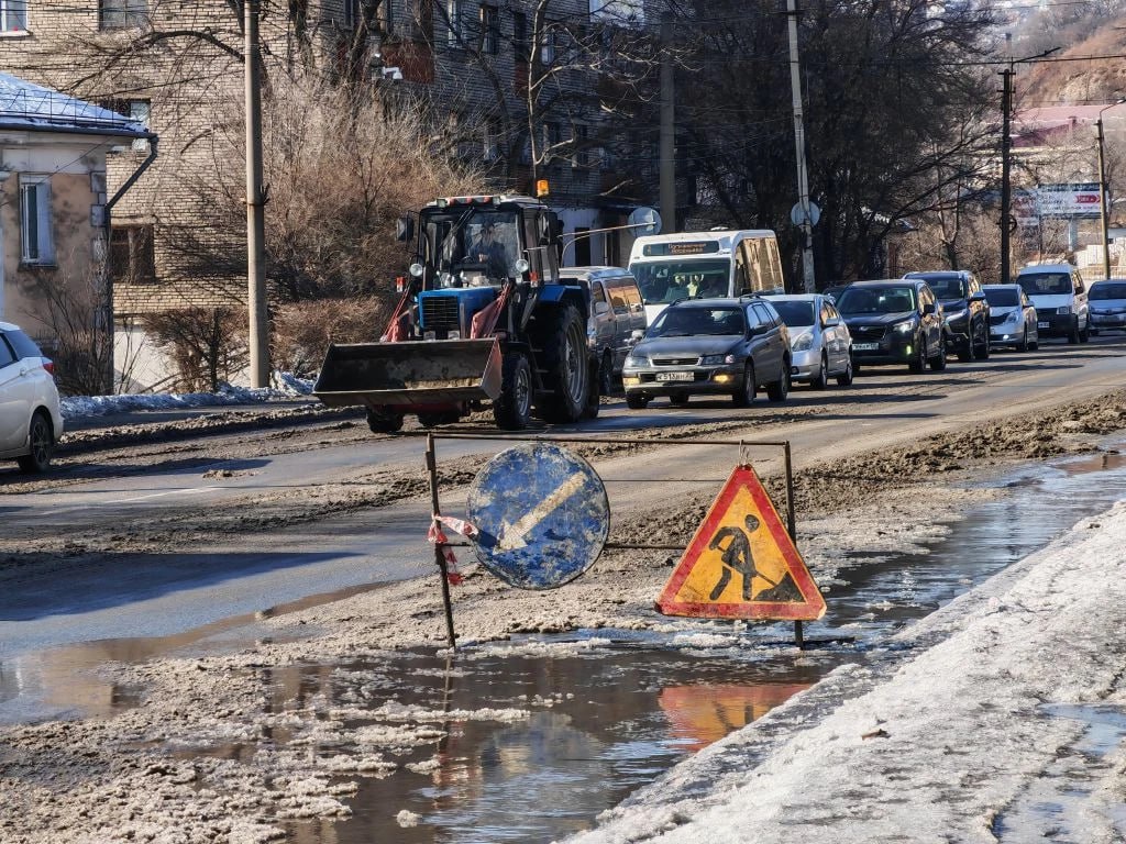 В месте порыва водопровода на Находкинском проспекте в районе остановки «Тихоокеанская» техника МКУ «ДЭУ» приступила к очистке проезжей части от ледяной шуги В месте порыва водопровода на Находкинском проспекте в районе остановки «Тихоокеанская» техника МКУ «ДЭУ» приступила к очистке проезжей части от ледяной шуги