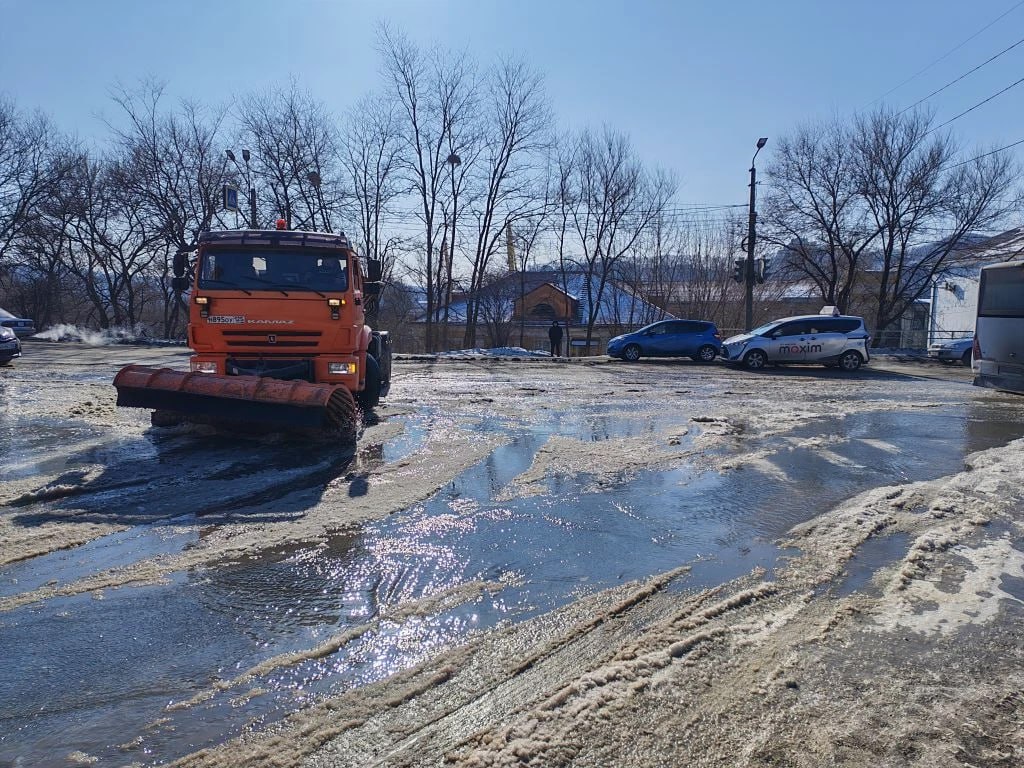 В месте порыва водопровода на Находкинском проспекте в районе остановки «Тихоокеанская» техника МКУ «ДЭУ» приступила к очистке проезжей части от ледяной шуги В месте порыва водопровода на Находкинском проспекте в районе остановки «Тихоокеанская» техника МКУ «ДЭУ» приступила к очистке проезжей части от ледяной шуги