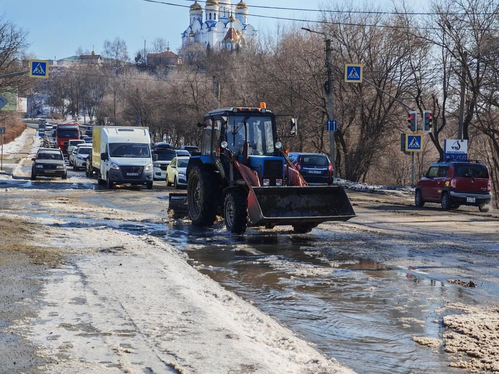 В месте порыва водопровода на Находкинском проспекте в районе остановки «Тихоокеанская» техника МКУ «ДЭУ» приступила к очистке проезжей части от ледяной шуги