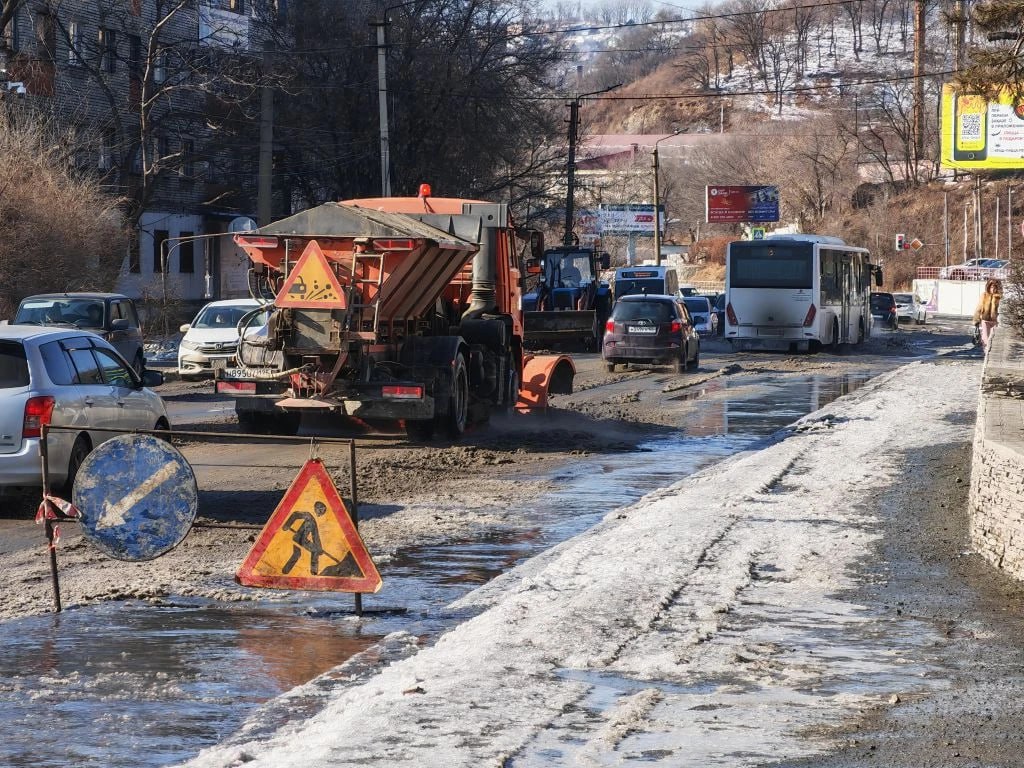 В месте порыва водопровода на Находкинском проспекте в районе остановки «Тихоокеанская» техника МКУ «ДЭУ» приступила к очистке проезжей части от ледяной шуги В месте порыва водопровода на Находкинском проспекте в районе остановки «Тихоокеанская» техника МКУ «ДЭУ» приступила к очистке проезжей части от ледяной шуги