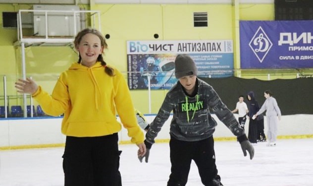 Депутат #ЗСПК Юлия Пак организовала поездку на каток для детей из Сибирцево