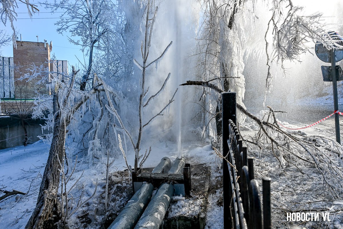 Специалисты ВПЭС локализовали технологическое повреждение на теплосетях в районе улицы Чапаева, 5. На данный момент течь устранена, работы по восстановлению трубопровода продолжаются