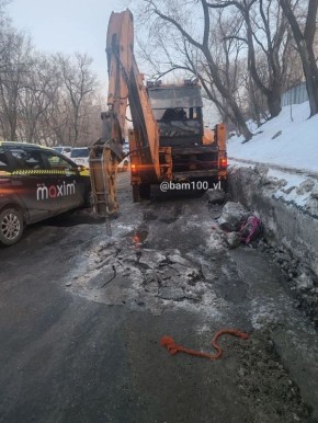 На Днепровской, 45 спецтехника убирает наледь с дороги