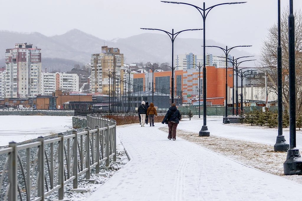 Продолжаем работу по благоустройству набережной озера Солёного