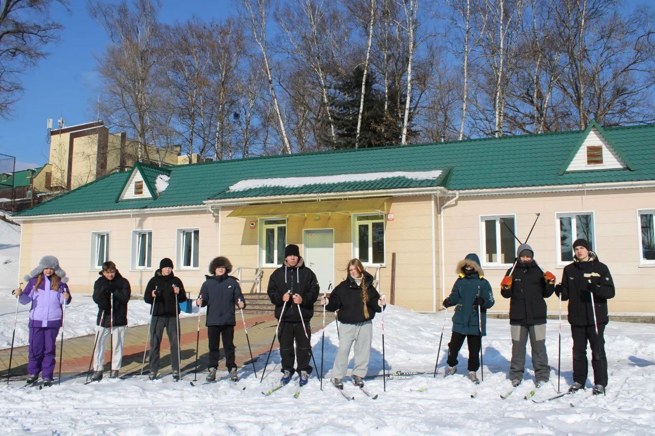 Масстарт на лыжах с участием школьников образовательных учреждений округа состоялся на стадионе "Шахтер"