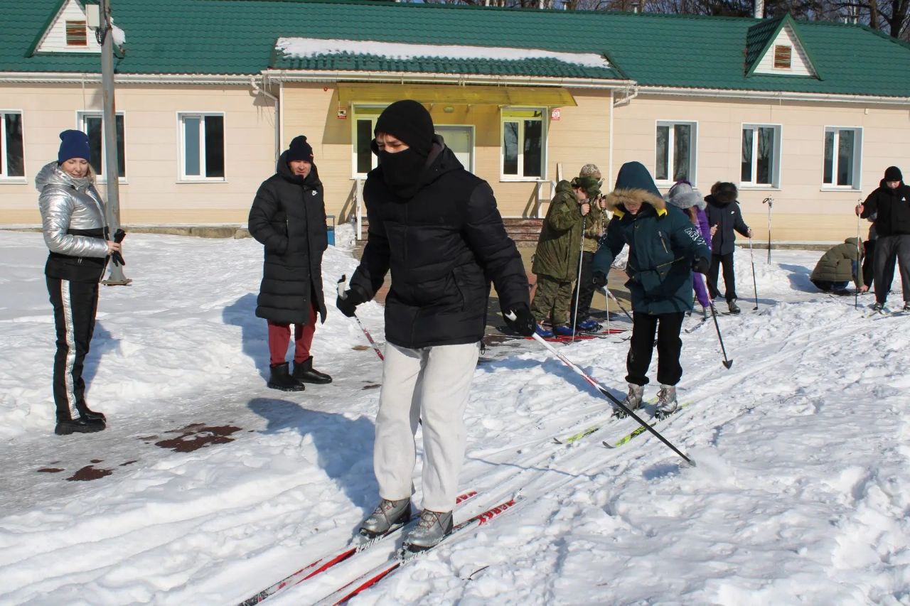 Масстарт на лыжах с участием школьников образовательных учреждений округа состоялся на стадионе "Шахтер" Масстарт на лыжах с участием школьников образовательных учреждений округа состоялся на стадионе "Шахтер"