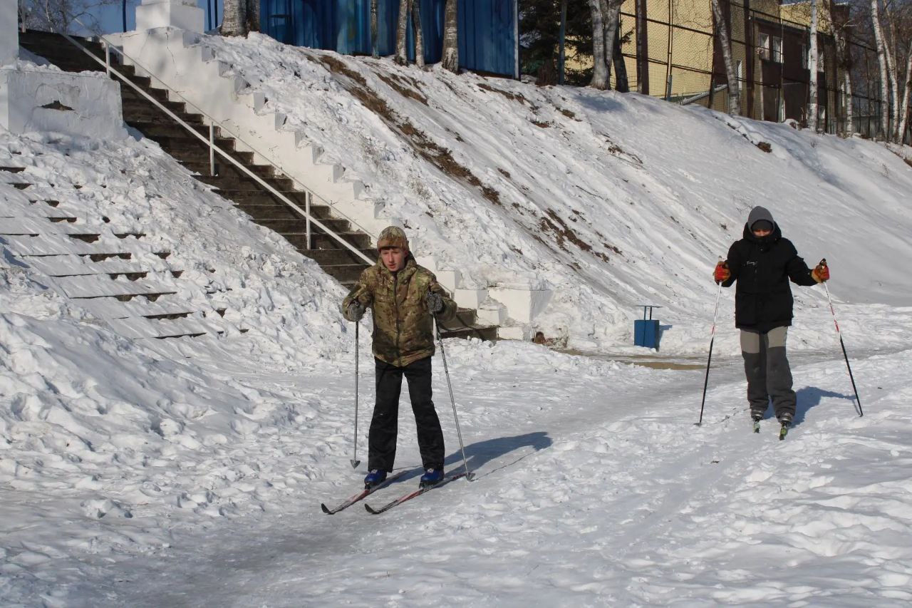 Масстарт на лыжах с участием школьников образовательных учреждений округа состоялся на стадионе "Шахтер" Масстарт на лыжах с участием школьников образовательных учреждений округа состоялся на стадионе "Шахтер"