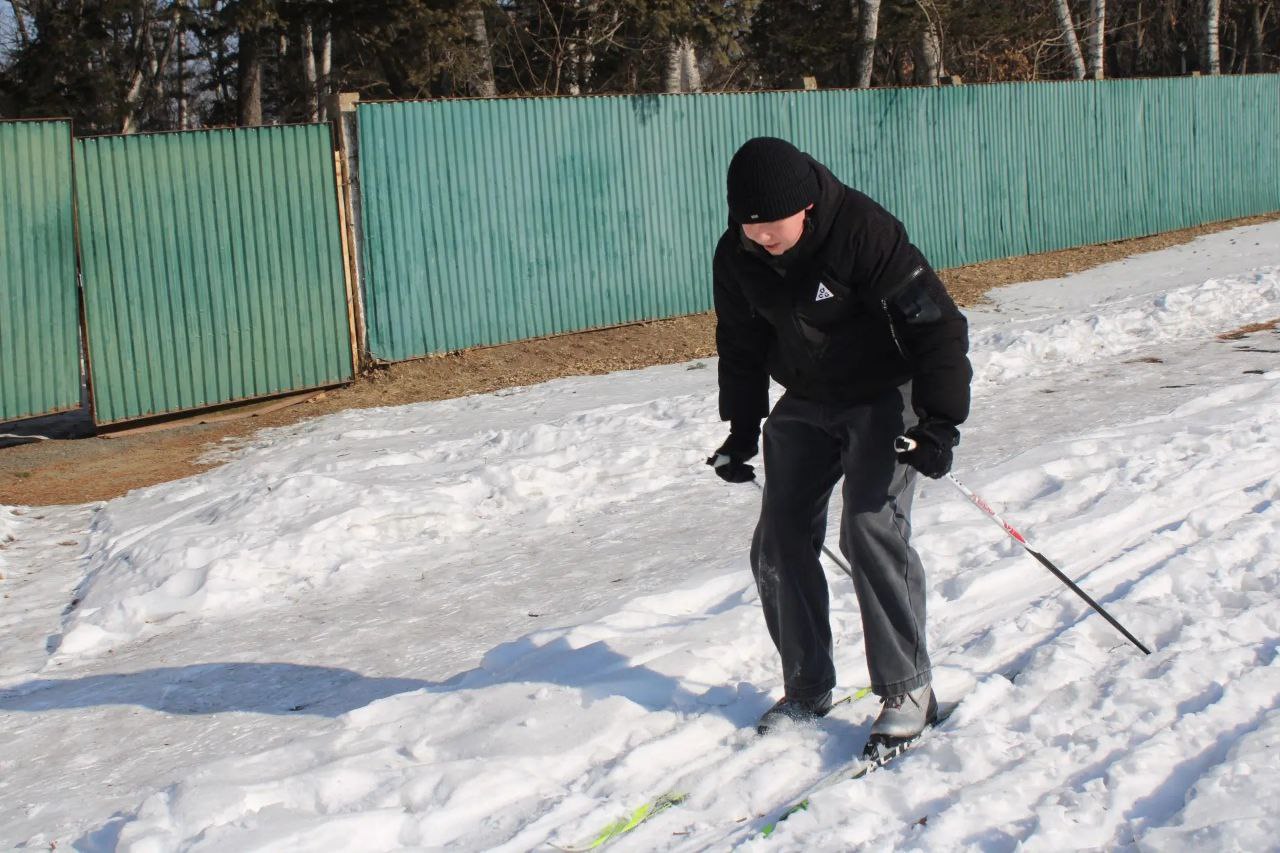 Масстарт на лыжах с участием школьников образовательных учреждений округа состоялся на стадионе "Шахтер" Масстарт на лыжах с участием школьников образовательных учреждений округа состоялся на стадионе "Шахтер"