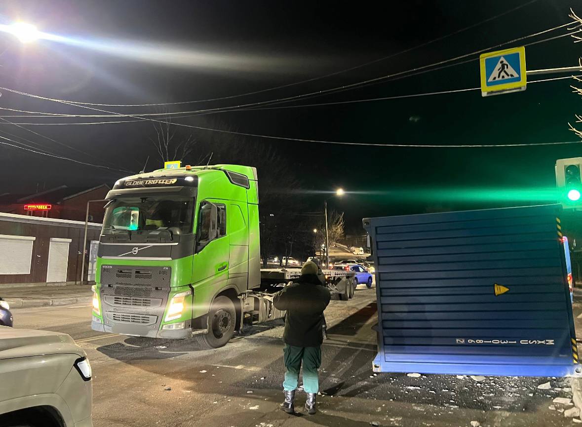 Сотрудники Госавтоинспекции продолжают работать на месте дорожно-транспортного происшествия в Находке Сотрудники Госавтоинспекции продолжают работать на месте дорожно-транспортного происшествия в Находке