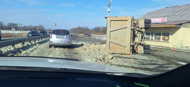 В районе Кипарисово на трассе в сторону Уссурийска произошла авария и перевернулся самосвал с грунтом