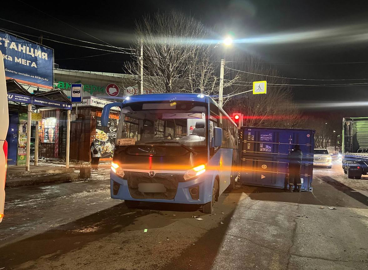 Сотрудники Госавтоинспекции продолжают работать на месте дорожно-транспортного происшествия в Находке Сотрудники Госавтоинспекции продолжают работать на месте дорожно-транспортного происшествия в Находке