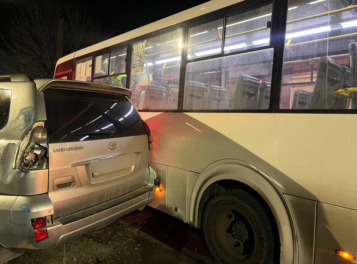 Сотрудники Госавтоинспекции продолжают работать на месте дорожно-транспортного происшествия в Находке Сотрудники Госавтоинспекции продолжают работать на месте дорожно-транспортного происшествия в Находке