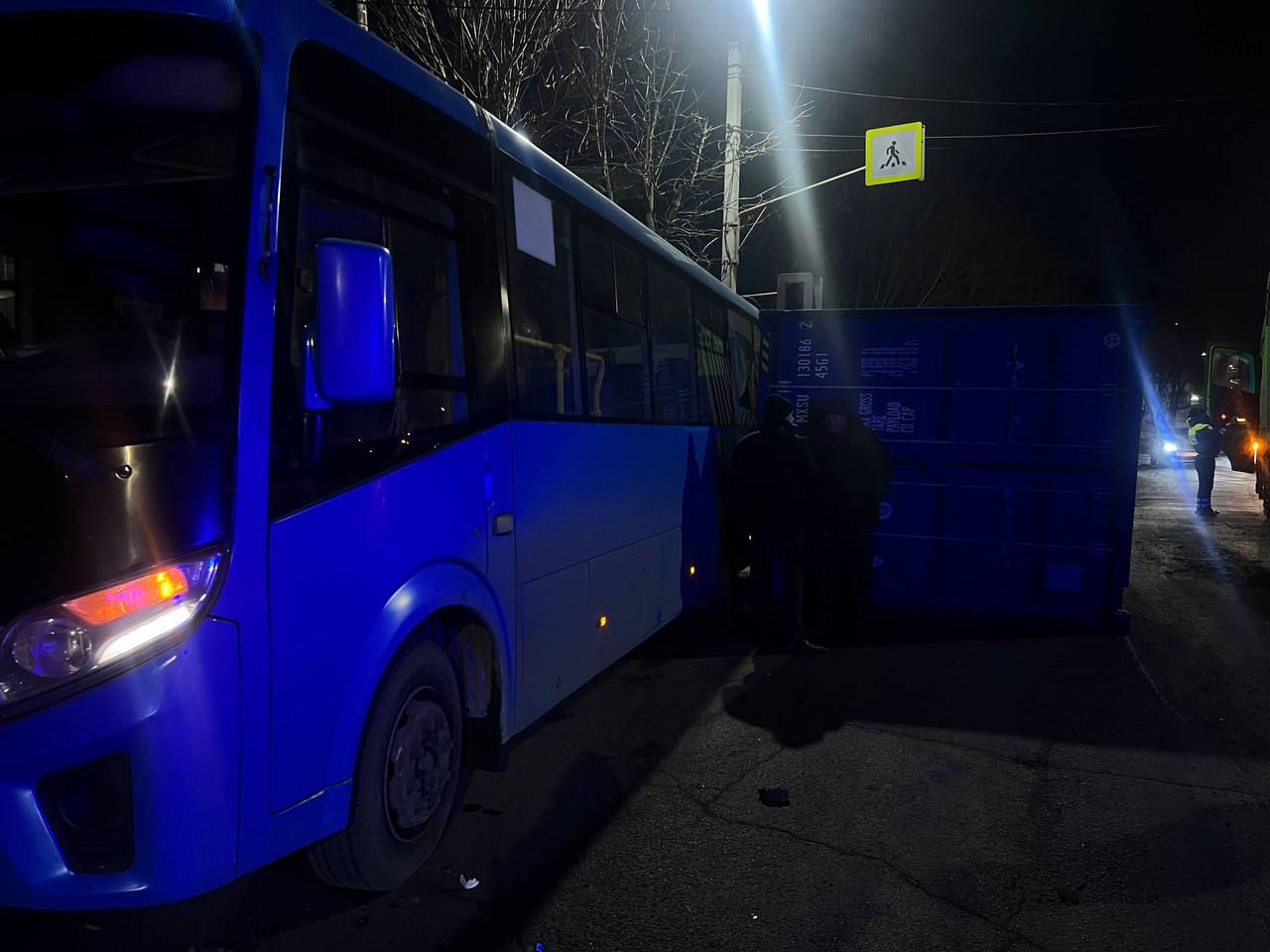 Сотрудники Госавтоинспекции продолжают работать на месте дорожно-транспортного происшествия в Находке Сотрудники Госавтоинспекции продолжают работать на месте дорожно-транспортного происшествия в Находке