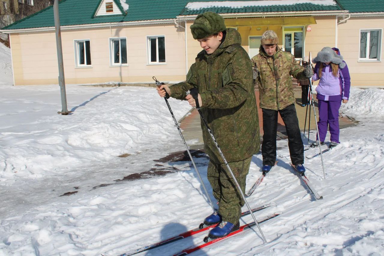 Масстарт на лыжах с участием школьников образовательных учреждений округа состоялся на стадионе "Шахтер" Масстарт на лыжах с участием школьников образовательных учреждений округа состоялся на стадионе "Шахтер"