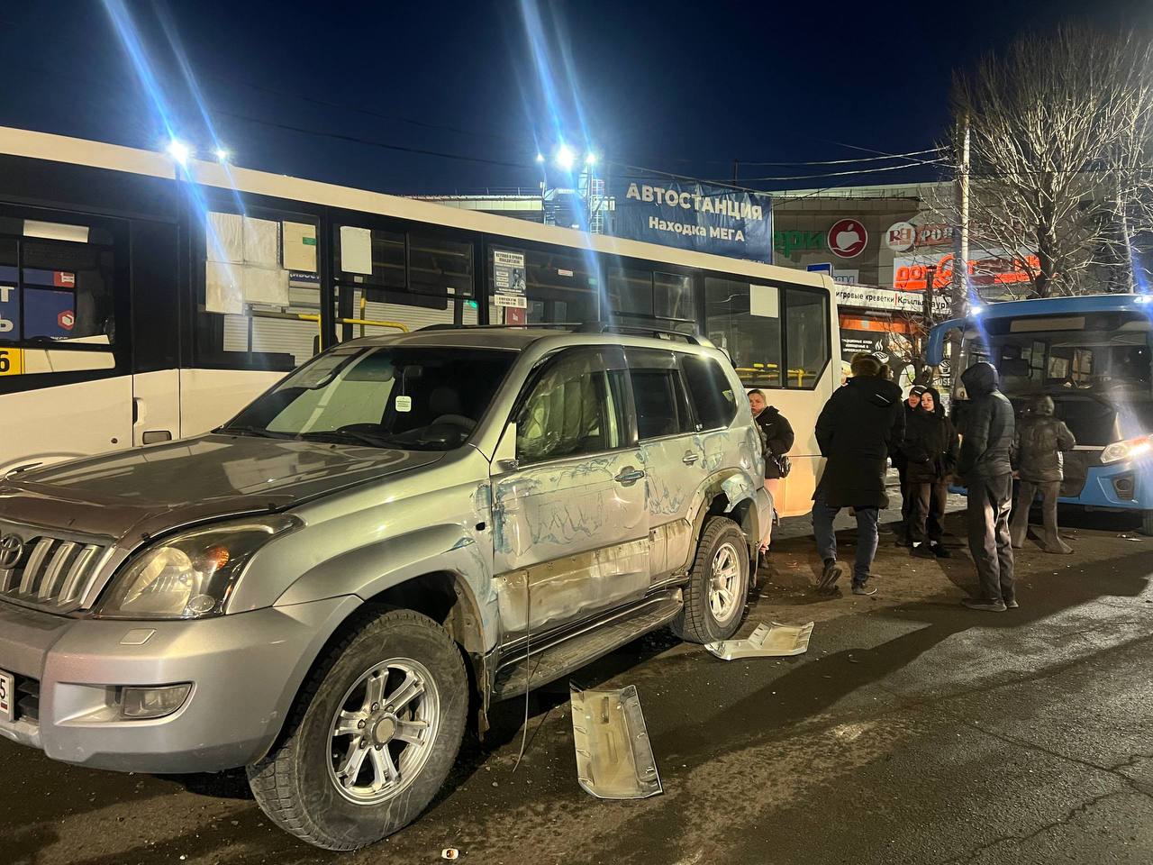 Сотрудники Госавтоинспекции продолжают работать на месте дорожно-транспортного происшествия в Находке Сотрудники Госавтоинспекции продолжают работать на месте дорожно-транспортного происшествия в Находке