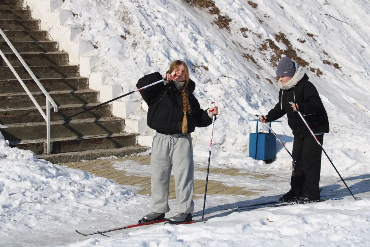 Масстарт на лыжах с участием школьников образовательных учреждений округа состоялся на стадионе "Шахтер" Масстарт на лыжах с участием школьников образовательных учреждений округа состоялся на стадионе "Шахтер"