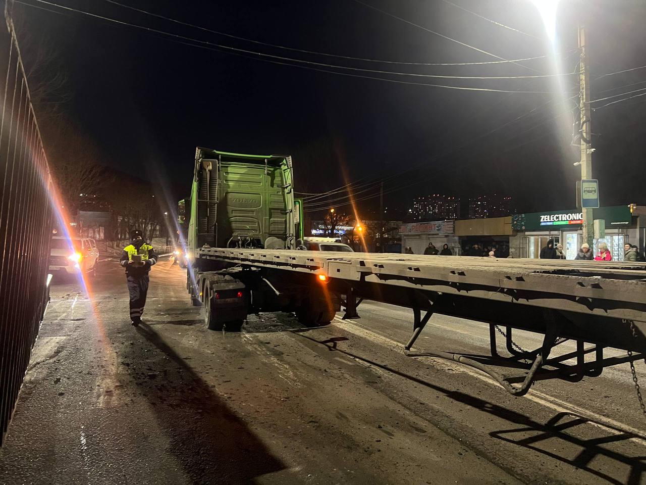 Сотрудники Госавтоинспекции продолжают работать на месте дорожно-транспортного происшествия в Находке Сотрудники Госавтоинспекции продолжают работать на месте дорожно-транспортного происшествия в Находке