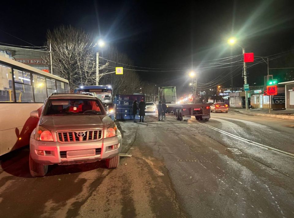 Сотрудники Госавтоинспекции продолжают работать на месте дорожно-транспортного происшествия в Находке