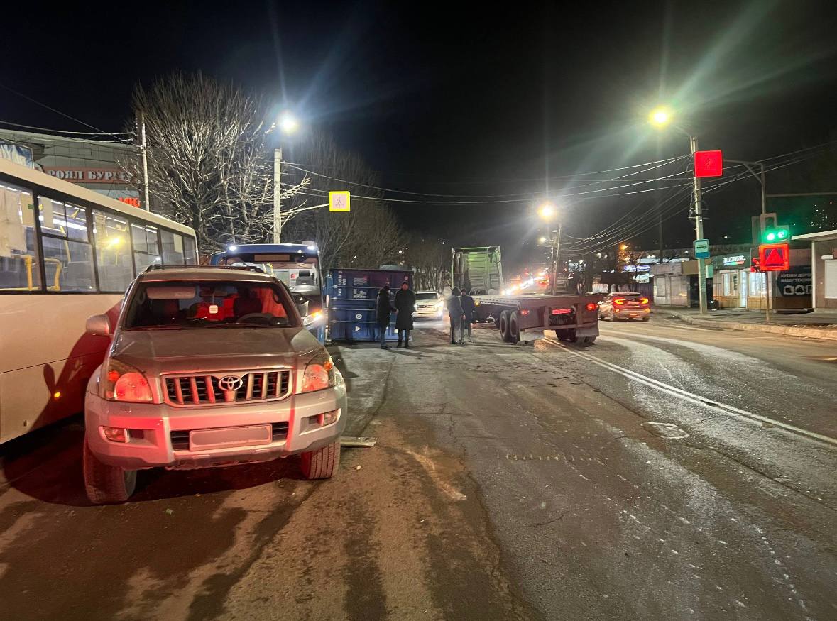 Сотрудники Госавтоинспекции продолжают работать на месте дорожно-транспортного происшествия в Находке