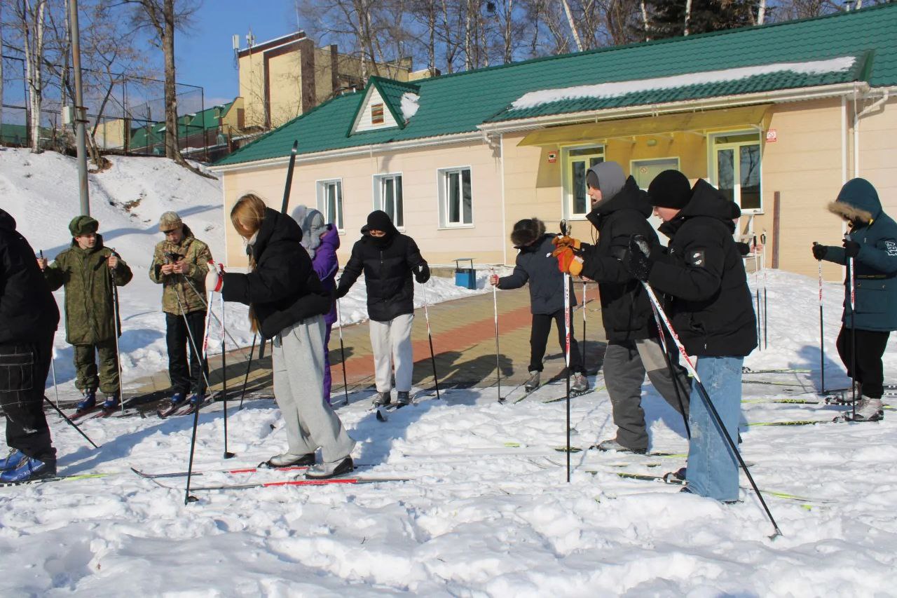 Масстарт на лыжах с участием школьников образовательных учреждений округа состоялся на стадионе "Шахтер" Масстарт на лыжах с участием школьников образовательных учреждений округа состоялся на стадионе "Шахтер"