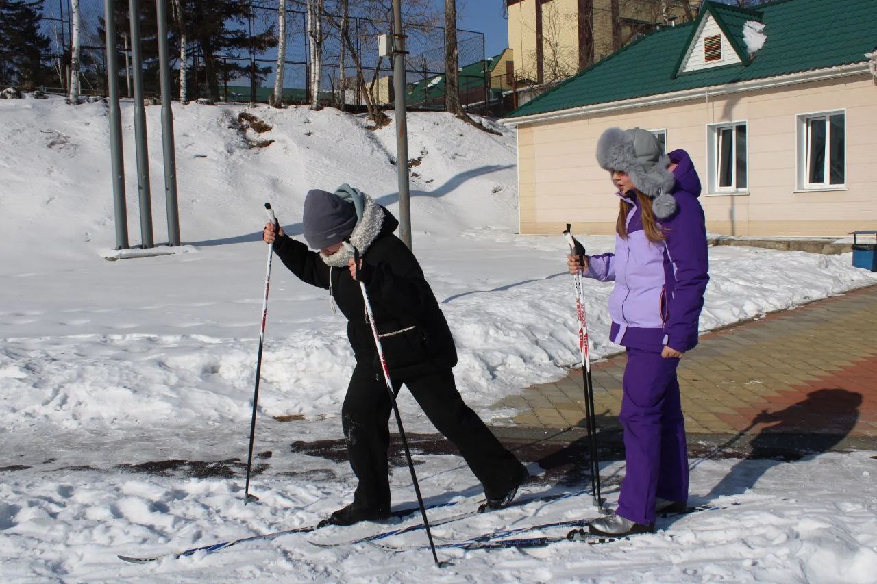 Масстарт на лыжах с участием школьников образовательных учреждений округа состоялся на стадионе "Шахтер" Масстарт на лыжах с участием школьников образовательных учреждений округа состоялся на стадионе "Шахтер"