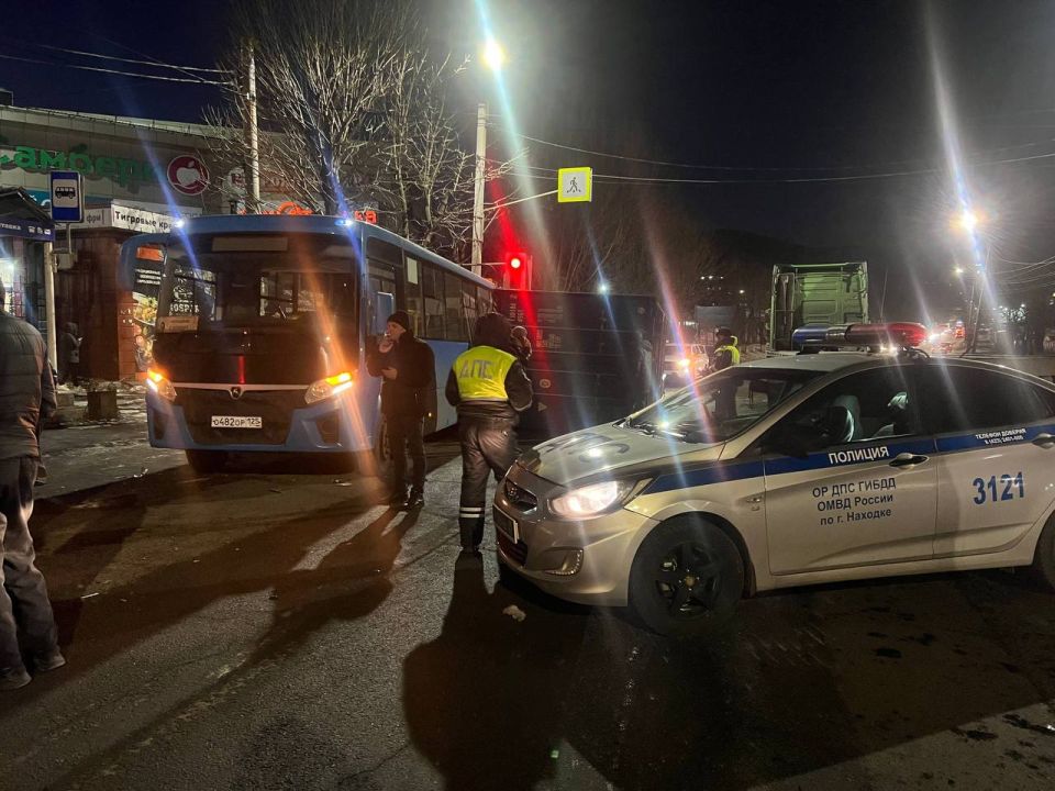 Госавтоинспекция Находки устанавливает обстоятельства автоаварии с участием большегруза