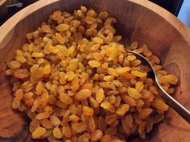 Секрет чистого изюма: от пыли и «химии» вам понадобится всего ложка этого средства