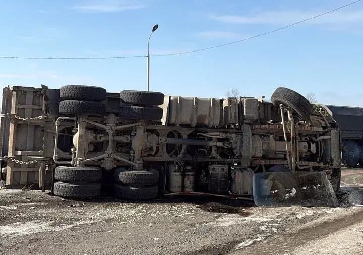 Госавтоинспекция Надеждинского района проводит проверку по факту ДТП с участием грузового автомобиля на автодороге «Уссури» Госавтоинспекция Надеждинского района проводит проверку по факту ДТП с участием грузового автомобиля на автодороге «Уссури»