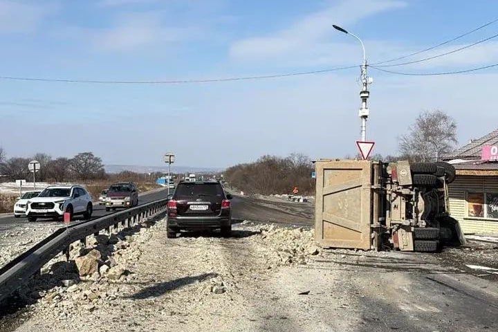 Госавтоинспекция Надеждинского района проводит проверку по факту ДТП с участием грузового автомобиля на автодороге «Уссури»