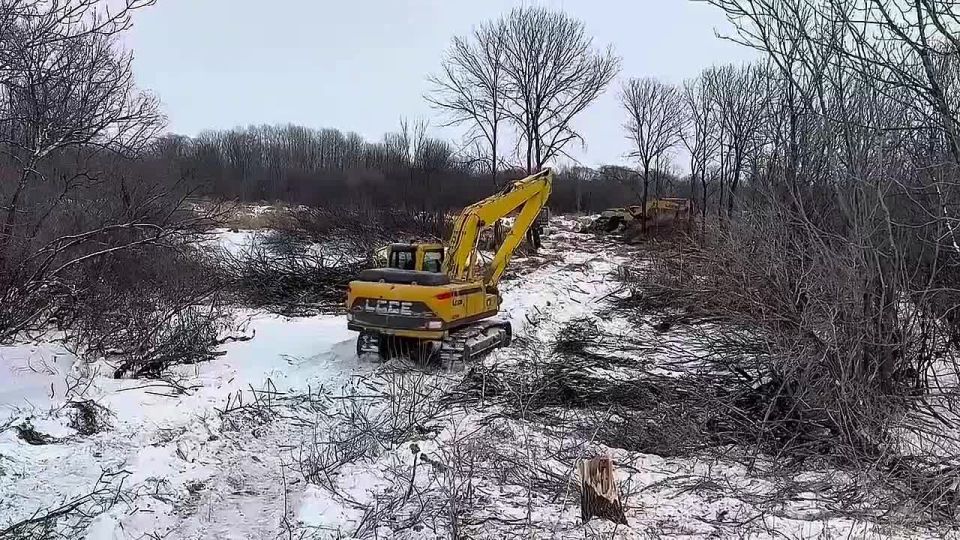 Приморские спасатели возобновили работы по расчистке реки Спасовка в муниципальном округе Спасск-Дальний