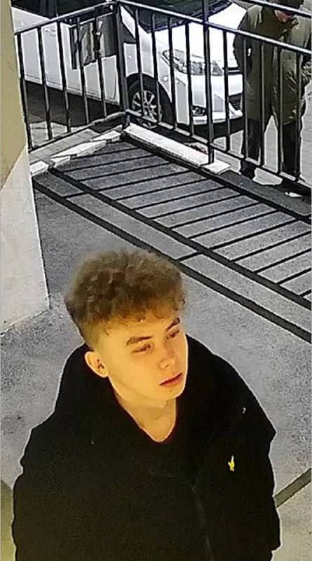 Неизвестный повредил несколько припаркованных автомобилей во Владивостоке Неизвестный повредил несколько припаркованных автомобилей во Владивостоке