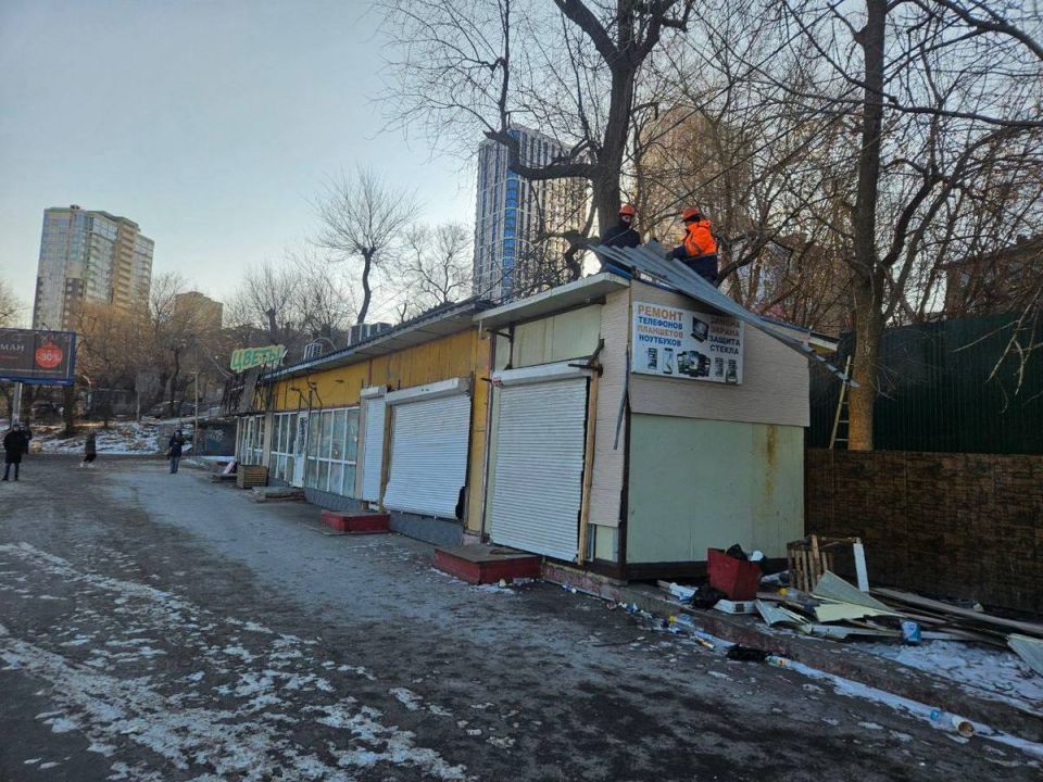 На остановке «Чайка» снесли большой незаконный магазин – здесь планируется построить новый и благоустроить территорию