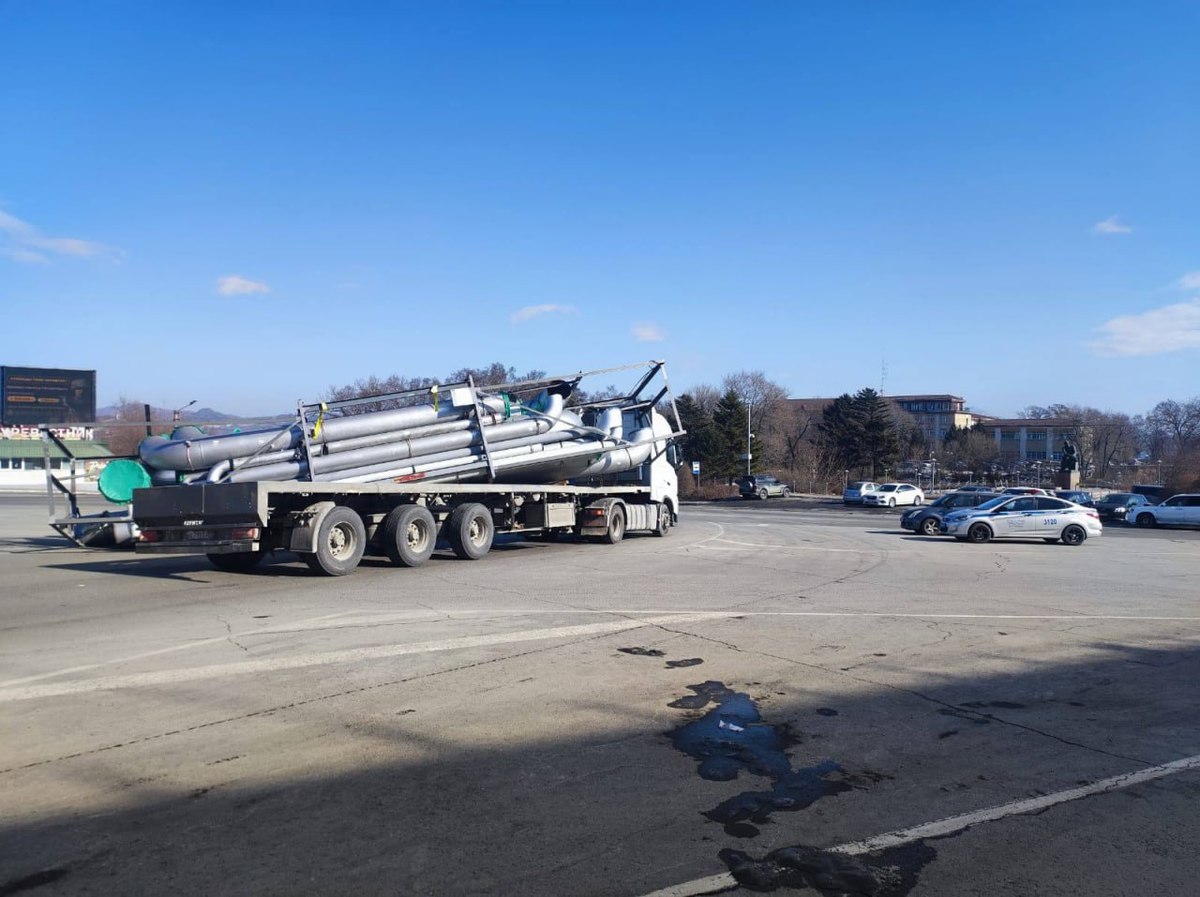В центре Находки с грузовика посреди дороги свалились трубы В центре Находки с грузовика посреди дороги свалились трубы