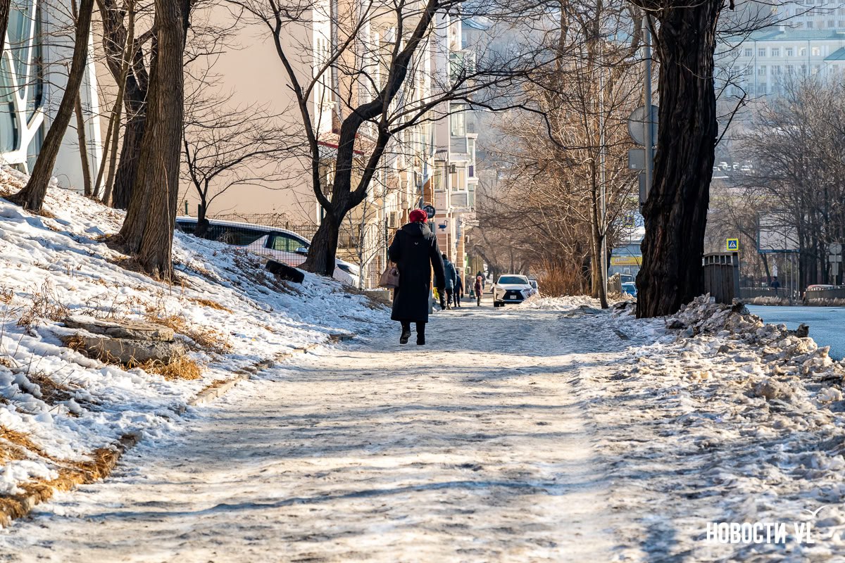 Во Владивостоке перед новым снегопадом ещё не до конца очистили тротуары от предыдущего Во Владивостоке перед новым снегопадом ещё не до конца очистили тротуары от предыдущего