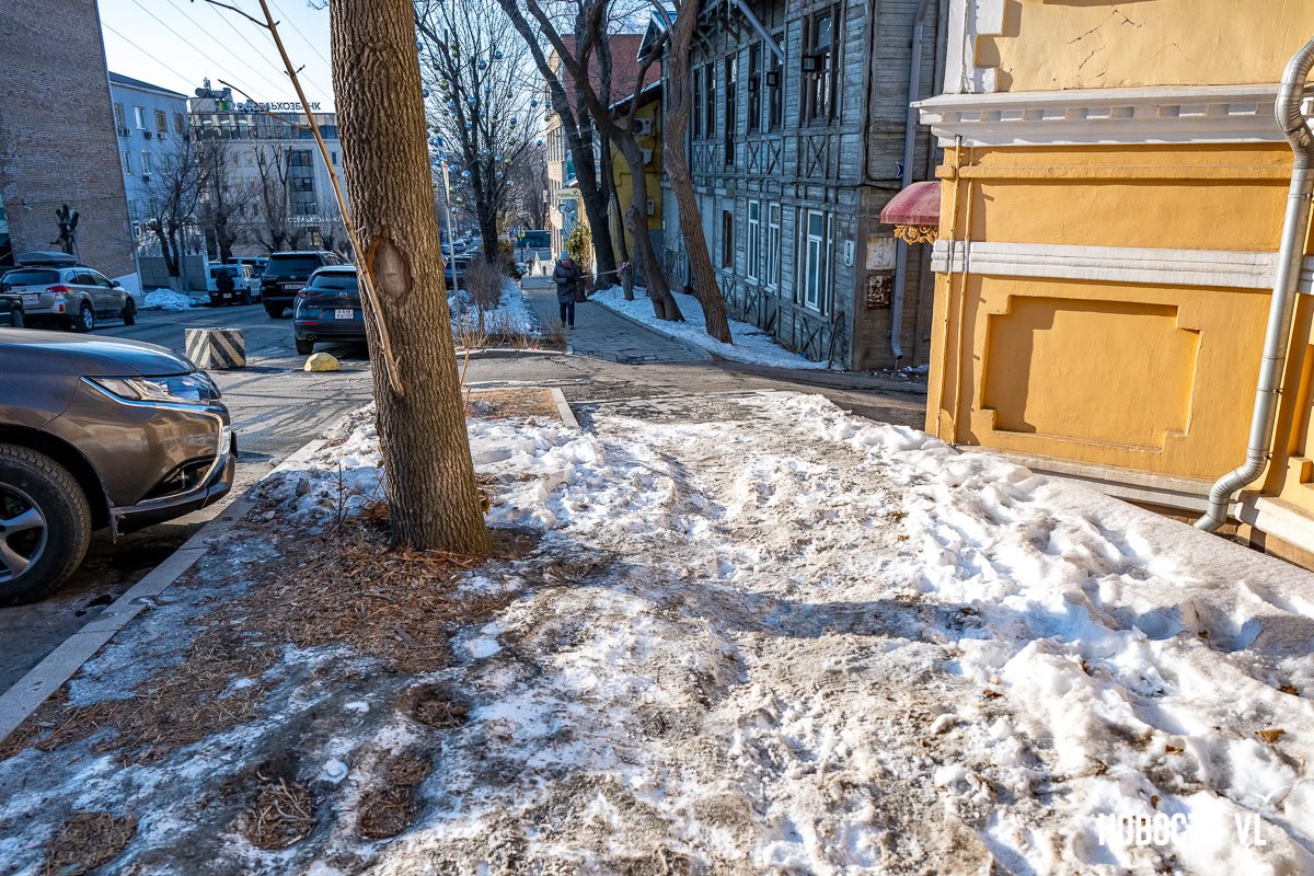 Во Владивостоке перед новым снегопадом ещё не до конца очистили тротуары от предыдущего Во Владивостоке перед новым снегопадом ещё не до конца очистили тротуары от предыдущего