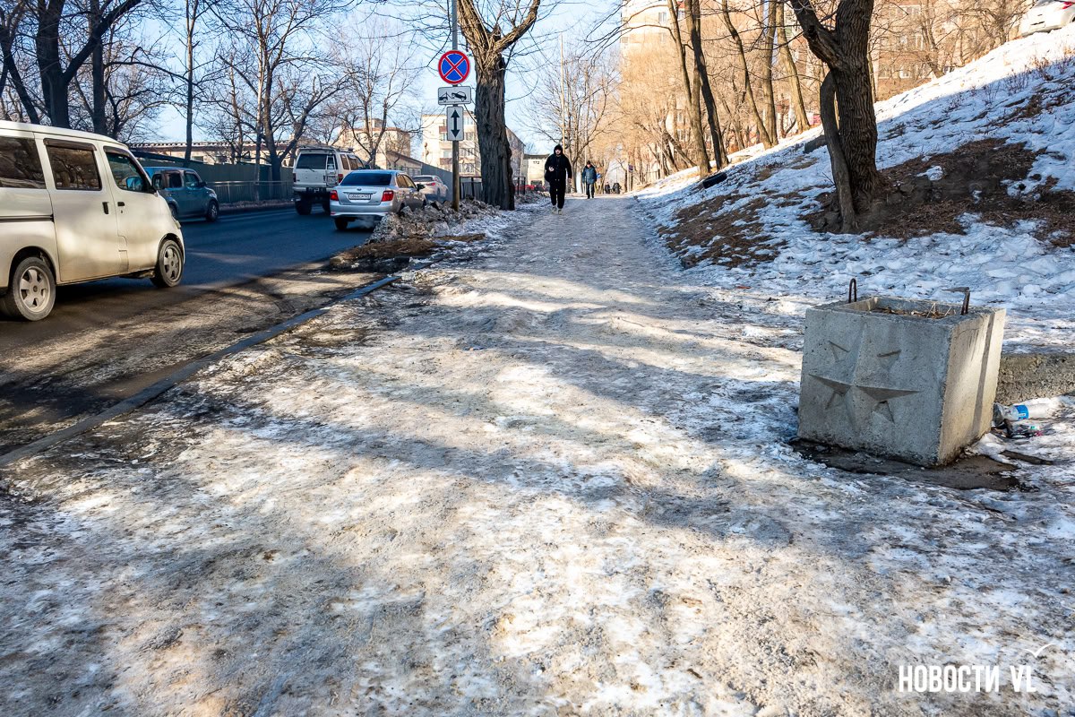 Во Владивостоке перед новым снегопадом ещё не до конца очистили тротуары от предыдущего Во Владивостоке перед новым снегопадом ещё не до конца очистили тротуары от предыдущего