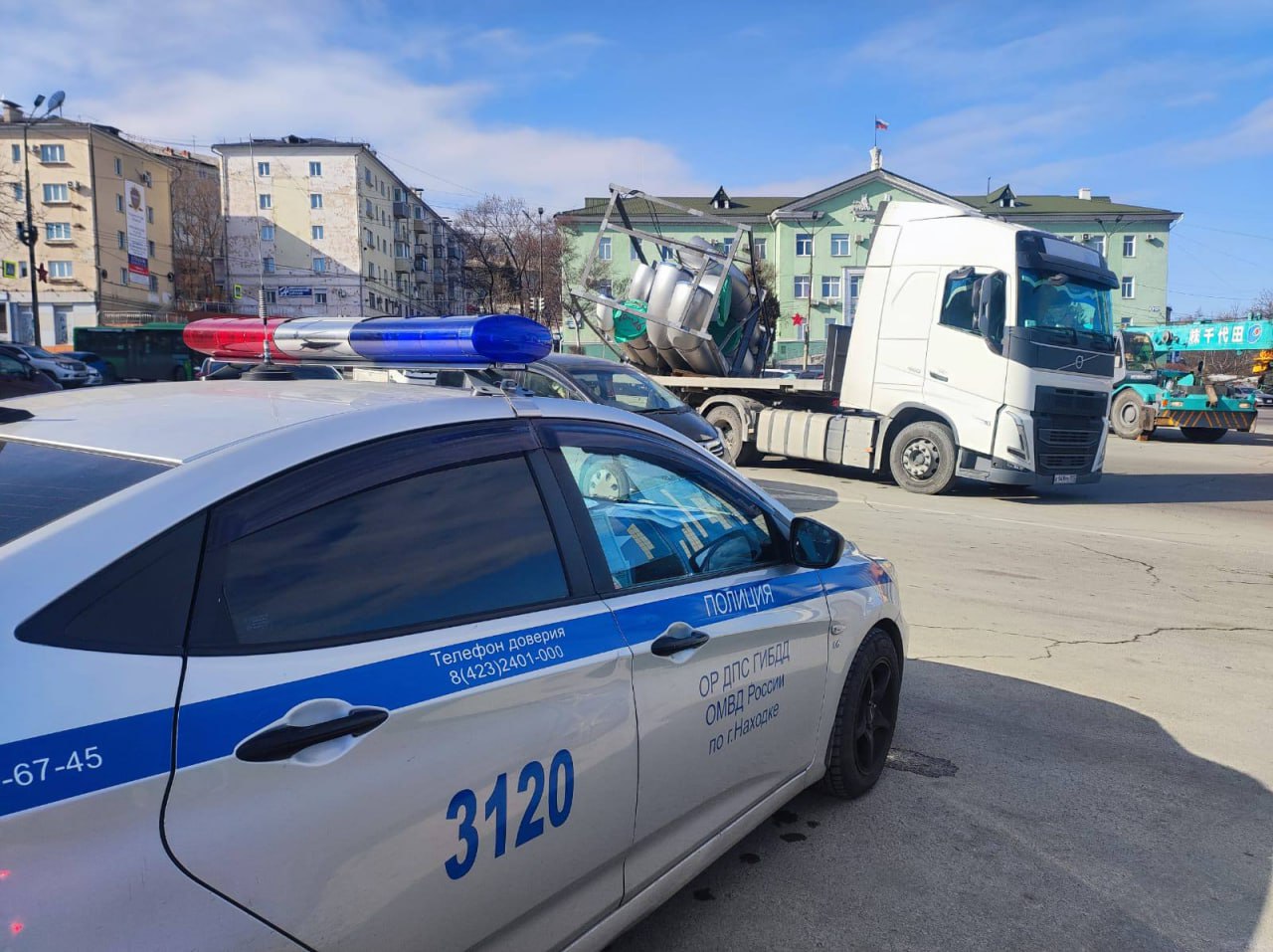 12Сотрудники Госавтоинспекции работают на месте дорожно-транспортного происшествия в Находке