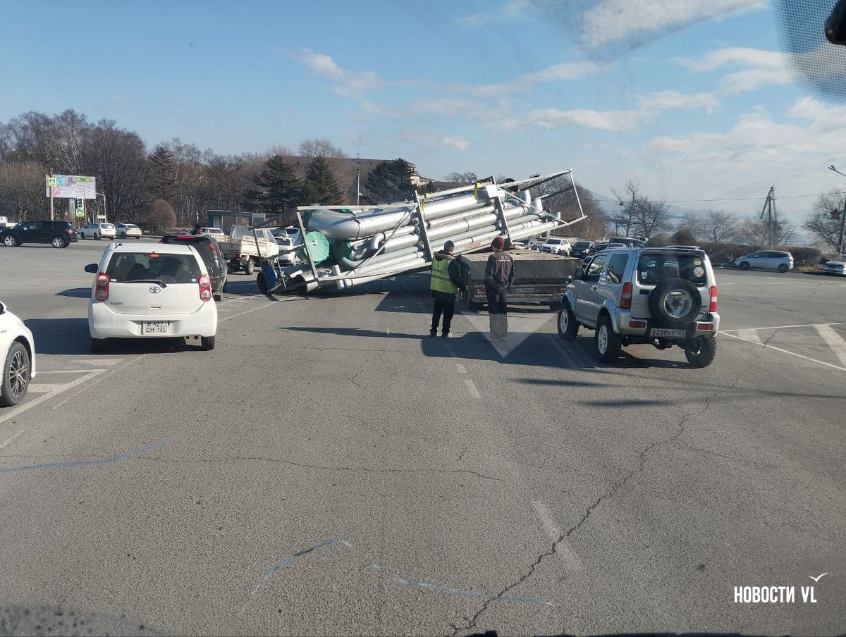 В центре Находки с грузовика посреди дороги свалились трубы