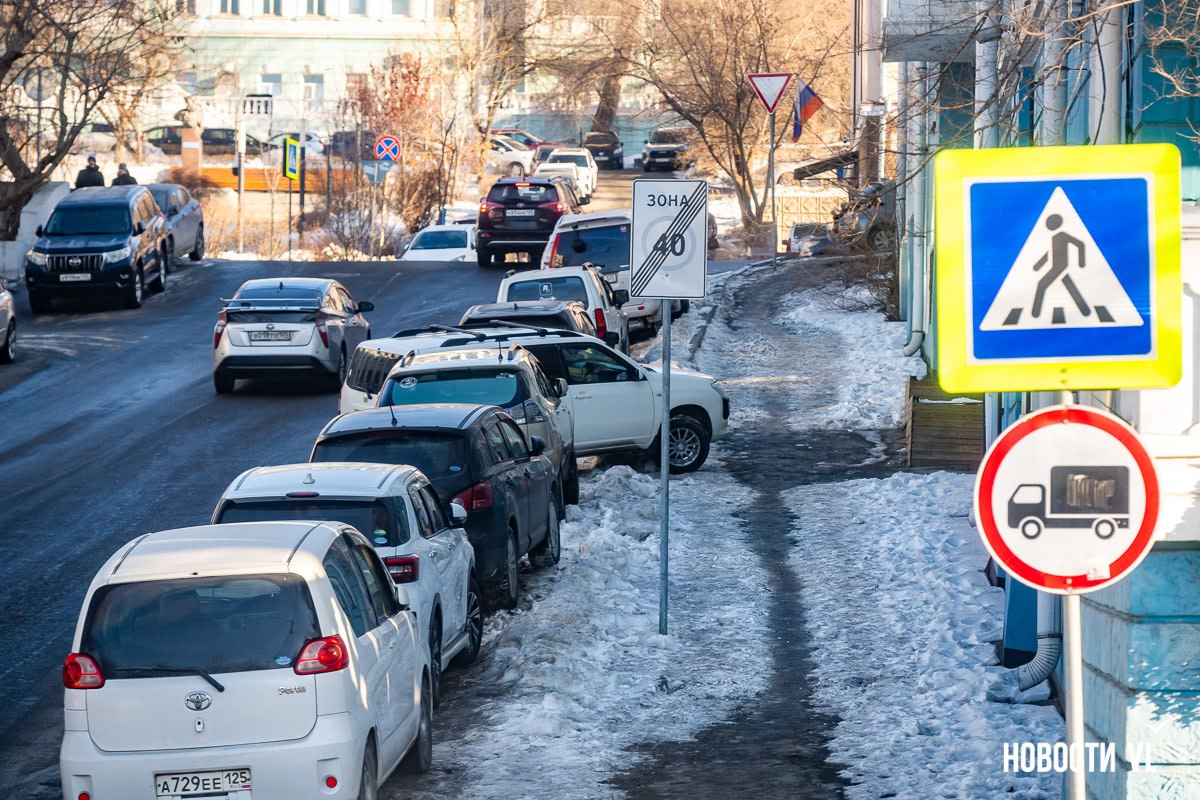 Во Владивостоке перед новым снегопадом ещё не до конца очистили тротуары от предыдущего Во Владивостоке перед новым снегопадом ещё не до конца очистили тротуары от предыдущего