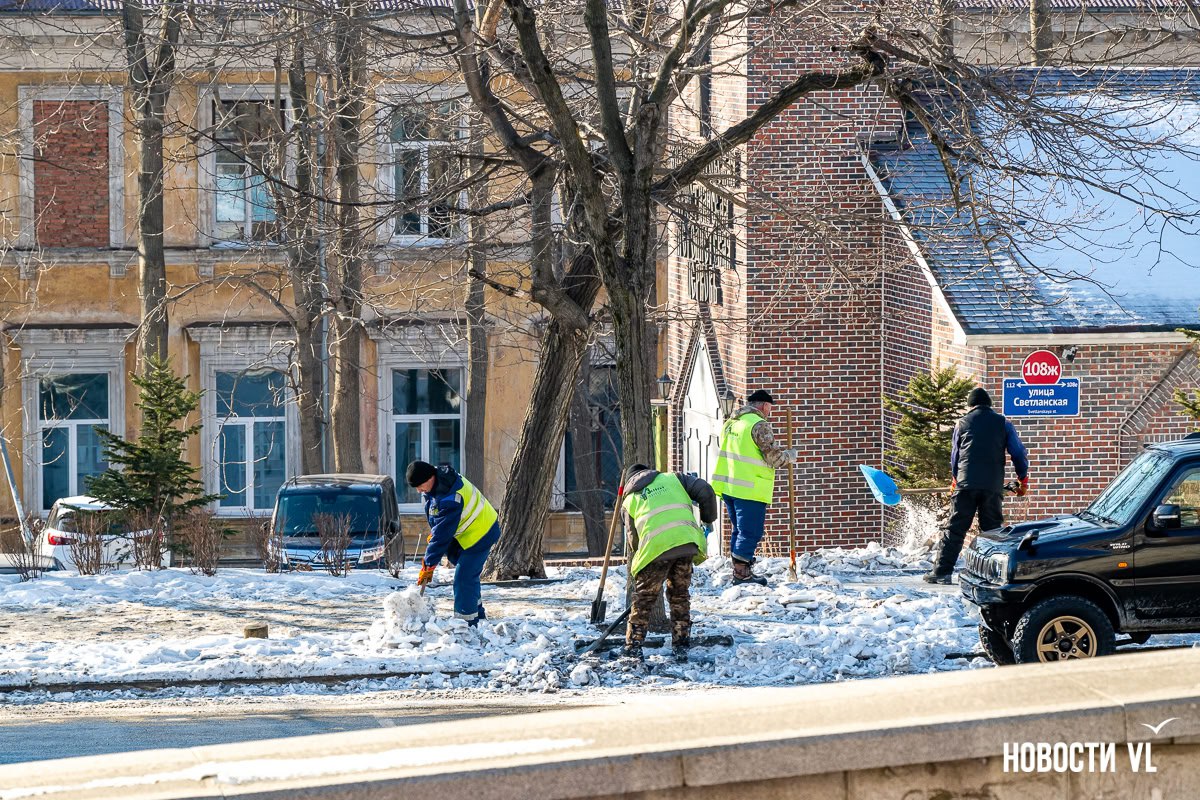 Во Владивостоке перед новым снегопадом ещё не до конца очистили тротуары от предыдущего Во Владивостоке перед новым снегопадом ещё не до конца очистили тротуары от предыдущего