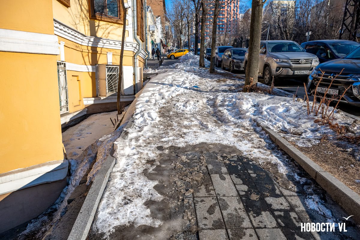 Во Владивостоке перед новым снегопадом ещё не до конца очистили тротуары от предыдущего Во Владивостоке перед новым снегопадом ещё не до конца очистили тротуары от предыдущего