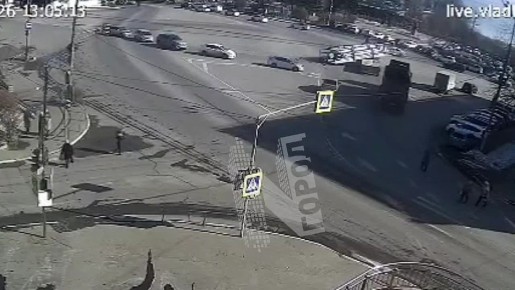 Момент ДТП в Находке.. Видео: @gorod_N_nakhodkatvnews Подпишись на NewsVL.ru