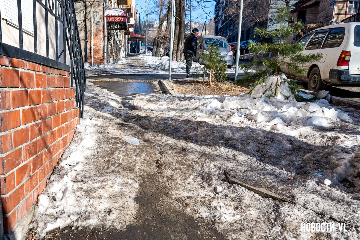 Во Владивостоке перед новым снегопадом ещё не до конца очистили тротуары от предыдущего Во Владивостоке перед новым снегопадом ещё не до конца очистили тротуары от предыдущего