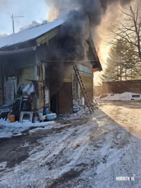 «Всё лилось, как тропический дождь»: жители одноэтажного дома на Садгороде рассказали о последствиях пожара